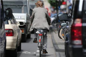 Wird die Autotür eines parkenden Fahrzeugs unachtsam geöffnet, trifft es oft Radfahrer oder motorisierte Zweiradfahrer. Schuld trägt in dem Fall derjenige, der die Tür aufsperrt. Foto: Oliver Berg
