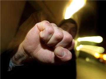 Wird ein alkoholisierter Jugendlicher aggressiv, sollten sich seine Begleiter von ihm fernhalten. Foto: Karl-Josef Hildenbrand