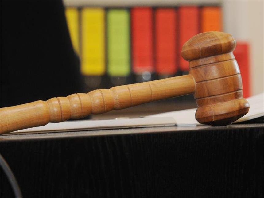 Immobilienverkauf sollte Mieter mitgeteilt werden Wird ein Mietshaus verkauft, müssen die Mieter darüber informiert werden. Diese haben dann ein Sonderkündigungsrecht. Kommt der Verkäufer seiner Mitteilungspflicht nicht nach, haftet er weiter für Schäden. Foto: Uli Deck