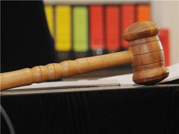 Wird ein Mietshaus verkauft, müssen die Mieter darüber informiert werden. Diese haben dann ein Sonderkündigungsrecht. Kommt der Verkäufer seiner Mitteilungspflicht nicht nach, haftet er weiter für Schäden. Foto: Uli Deck