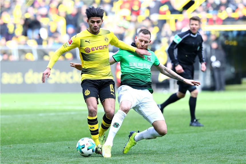 Wird immer stärker: BVB-Mittelfeldspieler Mahmoud Dahoud (l.).