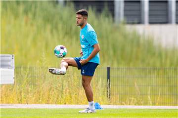 Wird laut Sportvorstand Jochen Schneider nicht verkauft: Ozan Kabak bleibt ein Schalker.