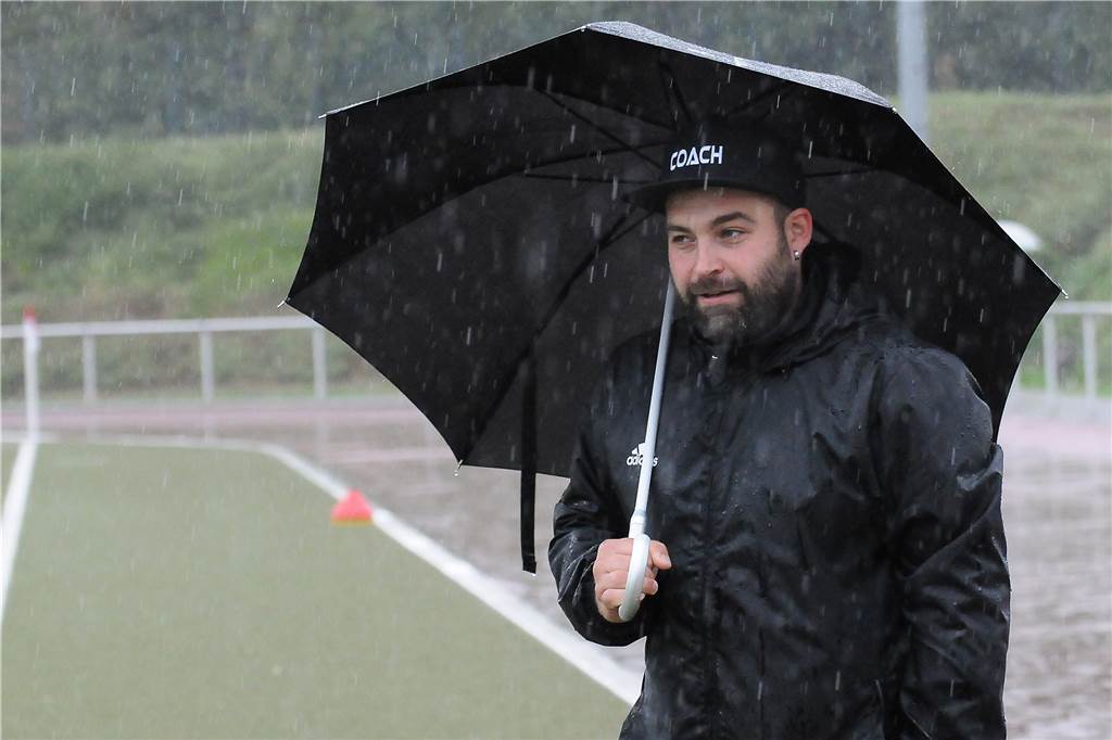 Castrop-Rauxeler Verein verlängert mit Trainer und holt einen Rückkehrer vom Lokalrivalen Wird nicht im Regen stehen gelassen: Victoria/Sportfreunde-Trainer Danny Jordan bleibt.