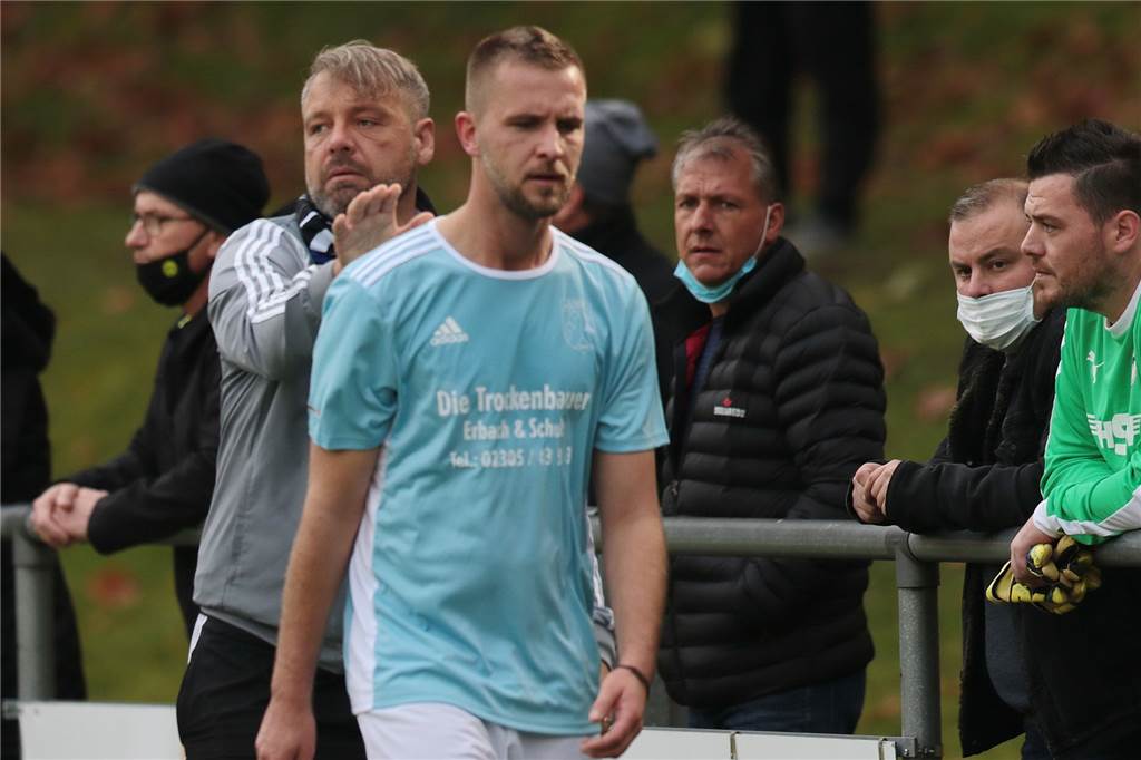 Ist der beste Castrop-Rauxeler Torschütze ein Lockdown-Pandabär? Wird zwischenzeitlich auch ausgewechselt von seinem Trainer Christian Heyn (l.): Goalgetter Ken Schulz.