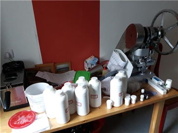 Wirkstoffe und eine Tablettiermaschine fanden die Zollfahnder.