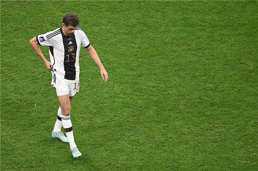 DFB-Einzelkritik zum 4:2 gegen Costa Rica: Süle als Teil einer desolaten Defensive Thomas Müller geht enttäuscht vom Platz.