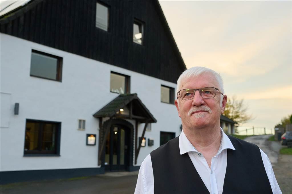 Sauerland: Gastronom aus Dortmund eröffnet erstes alkoholfreies Restaurant in NRW Wirt Manfred Stell steht vor seinem Landgasthof.