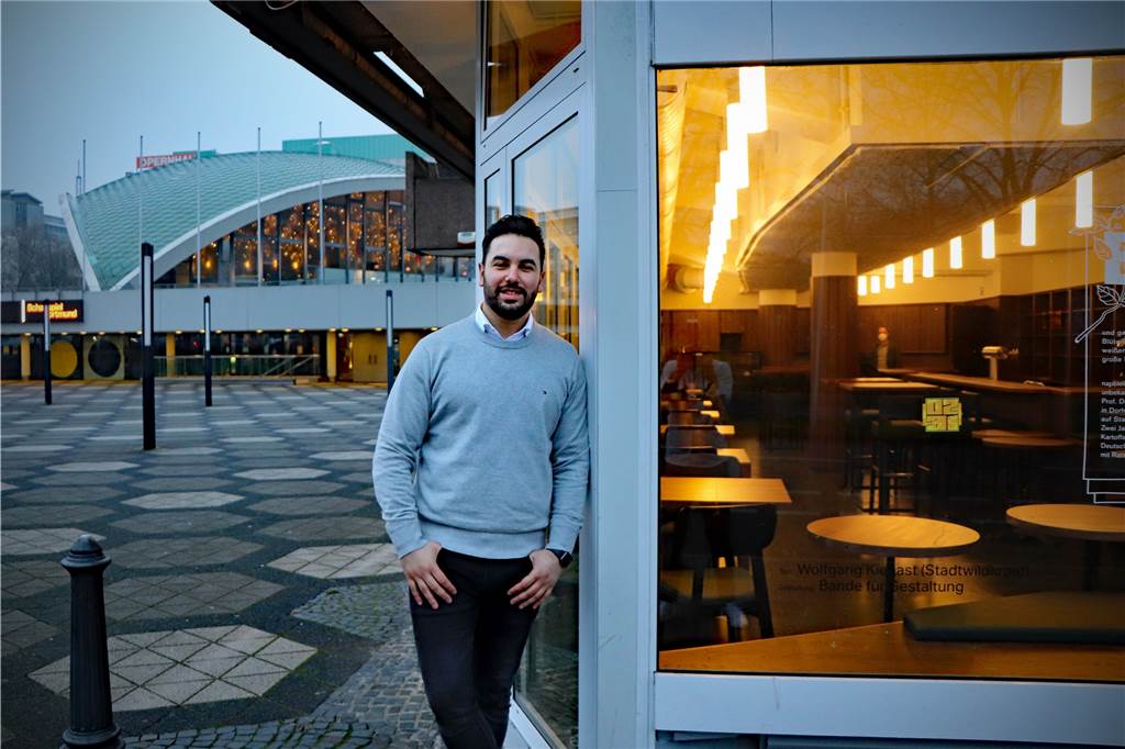 Neue Late-Night-Bar will toten Platz in Dortmunds City beleben Wirt Sami Yilmaz vor seinem neuen Lokal am Platz der alten Synagoge. Es soll den toten Vorplatz des Opernhauses (im Hintergrund) beleben.
