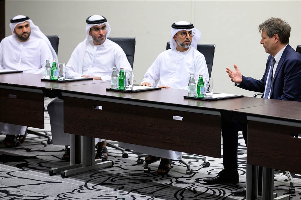 Robert Habeck und sein unlösbares Dilemma Wirtschafts- und Klimaschutzminister Habeck ist zu einem dreitägigen Besuch am Persischen Golf. In Katar und den Vereinigten Arabischen Emiraten (VAE) führt er zahlreiche Gespräche über mögliche Energieimporte aus den Golf-Staaten.