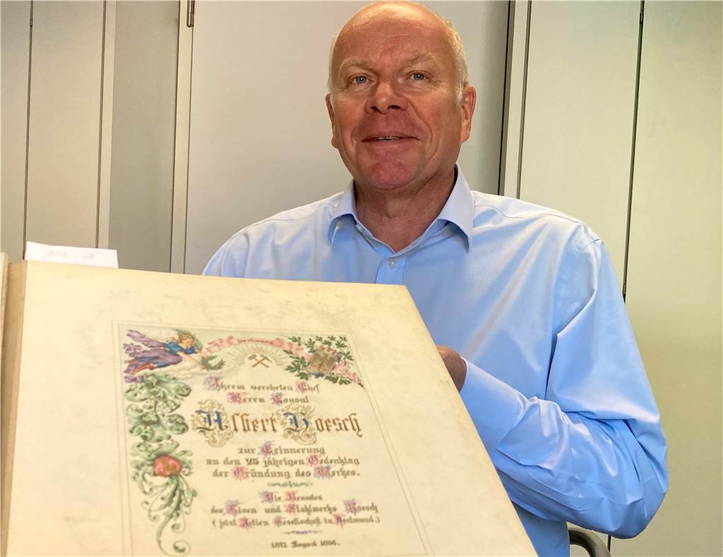 150 Jahre Hoesch in Dortmund: Fotos zeigen, wie es 1896 aussah Wirtschaftsarchiv-Direktor Dr. Karl-Peter Ellerbrock mit dem Erinnerungsband für Albert Hoesch zum 25-jährigen Bestehen des Werks.