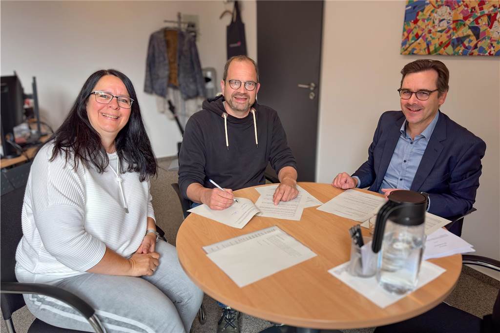 Heimat-Heroes wollen Kunden an den Gaumen: Gin, Likör und lokale Spezialitäten Wirtschaftsförderin Katrin Damme, Frank Wigger (Heimat-Heroes) und Wilken Beckering (Eigentümer des Gebäudes)