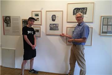 Wissenschaftlicher Mitarbeiter Thomas Ridder (r.) und Praktikant Finn Suttrop legen letzte Hand an die Ausstellung an, die am Sonntag offiziell eröffnet wird.
