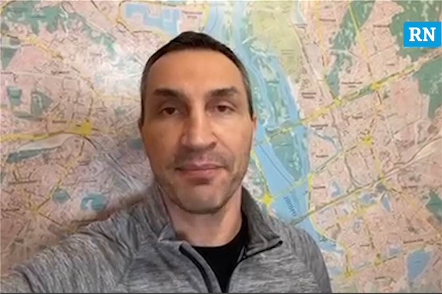 Benefizspiel gegen Dynamo Kiew: Klitschko sendet emotionale Videobotschaft an BVB-Fans Wladimir Klitschko steht vor einer Landkarte.