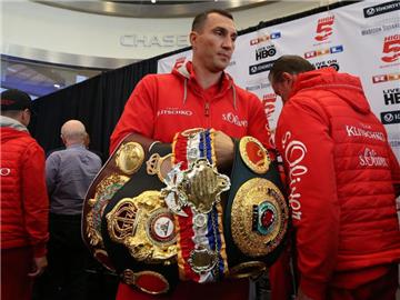 Wladimir Klitschko und seine WM-Gürtel. Foto: Andrew Gombert