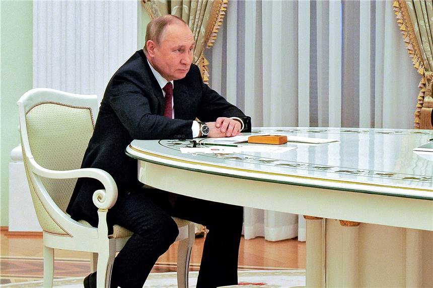 Ukraine-Krise: Putin äußert sich erstmals und warnt vor Kriegsgefahr Wladimir Putin, Präsident von Russland, sitzt während eines Treffens mit dem ungarischen Premierminister an einem Tisch im Kreml. Orban ist zu Besuch in Russland.