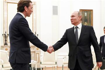 Wladimir Putin (r) und Sebastian Kurz bei einem Treffen im Kreml im Februar. Foto: Grigory Dukor