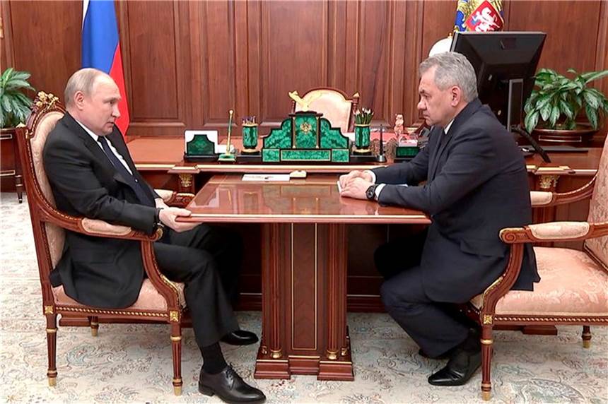 Russland meldet Fall von Mariupol Wladimir Putin und der russische Verteidigungsminister Sergej Schoigu, zeigen sich im Staatsfernsehen.