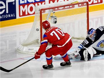 Wladimir Tkatschjow (r) erzielte das 2:0 für die Russen. Foto: Monika Skolimowska