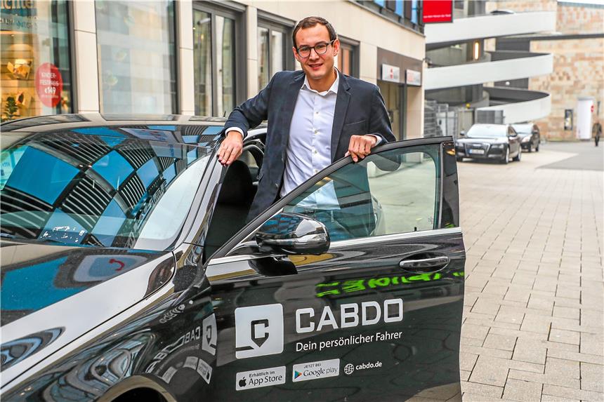 Dortmunder gründet neue Taxi-Plattform Cabdo Wladislaw Tepliakov hat Cabdo gegründet – eine Mischung aus privatem Fahrdienst und Taxivermittlung. Per App können Limousinen oder normale Taxis gerufen werden.