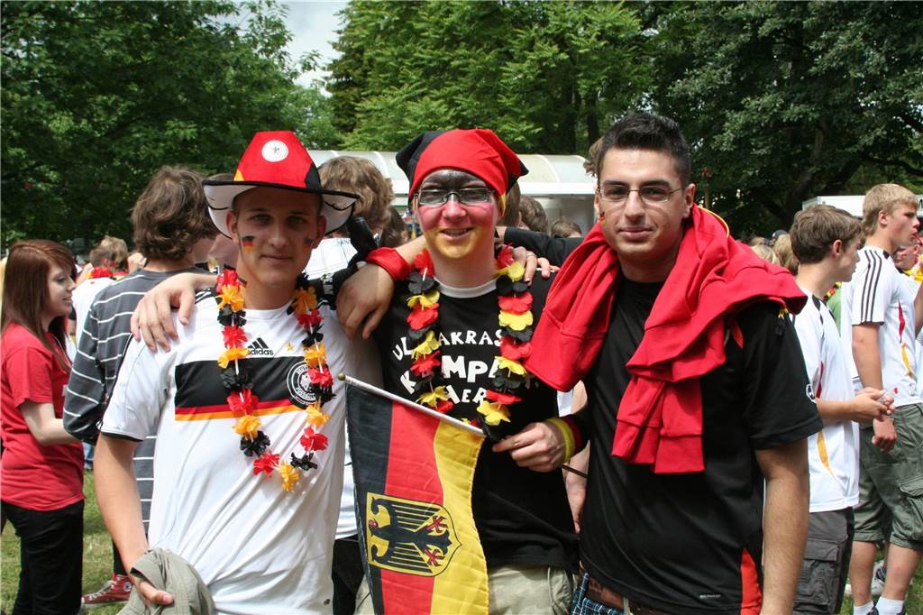WM 2010: In voller Fanmontur ging es zum Public Viewing.
