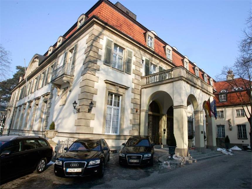 Sportschule bis Luxushotel: Turnier-Quartiere des DFB WM-Quartier 2006: Das Schlosshotel Grunewald in Berlin. Foto: Gero Breloer