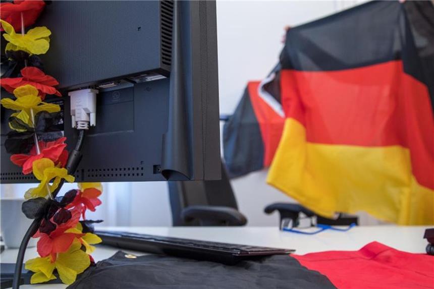 Darf ich am Arbeitsplatz Fußball schauen? WM-Stimmung am Arbeitsplatz ist erstmal nicht verboten - wer im Büro Fußball schauen will, braucht dazu aber die ausdrückliche Erlaubnis vom Chef. Foto: Christin Klose