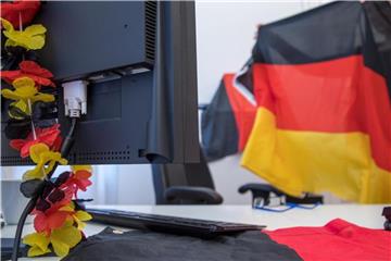 WM-Stimmung am Arbeitsplatz ist erstmal nicht verboten - wer im Büro Fußball schauen will, braucht dazu aber die ausdrückliche Erlaubnis vom Chef. Foto: Christin Klose