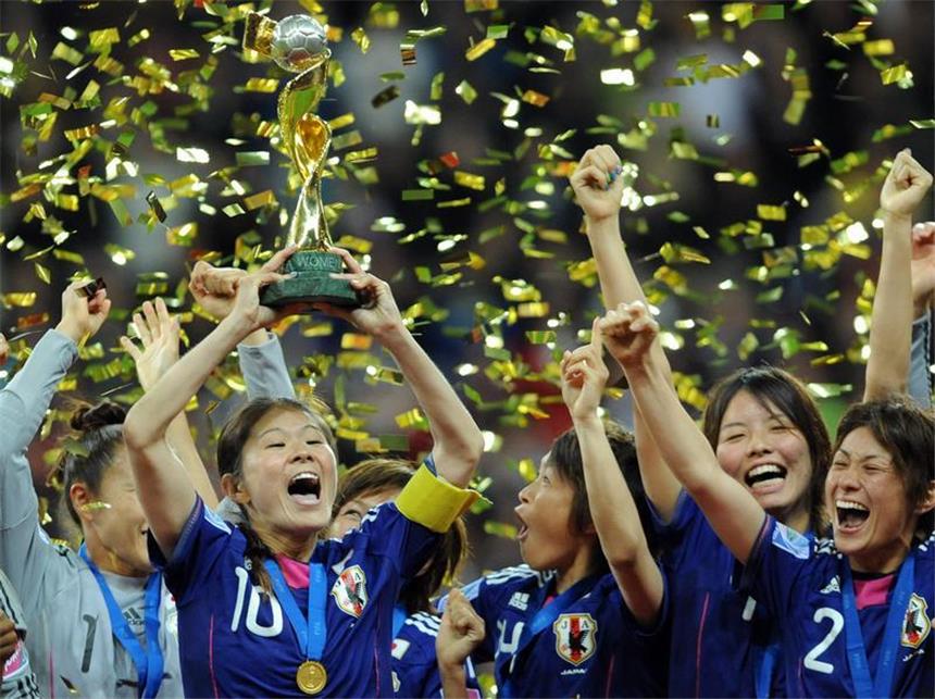 Reaktionen zum Finale der Frauenfußball-WM WM-Torschützin Homare Sawa stemmt den Pokal hoch.