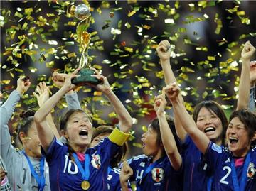 WM-Torschützin Homare Sawa stemmt den Pokal hoch.