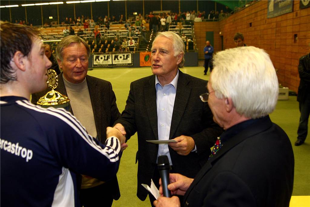 WM-Torwart Hans Tilkowski (2.v.r.) überreichte Wacker-Kapitän Dennis Hasecke den Siegerpokal.