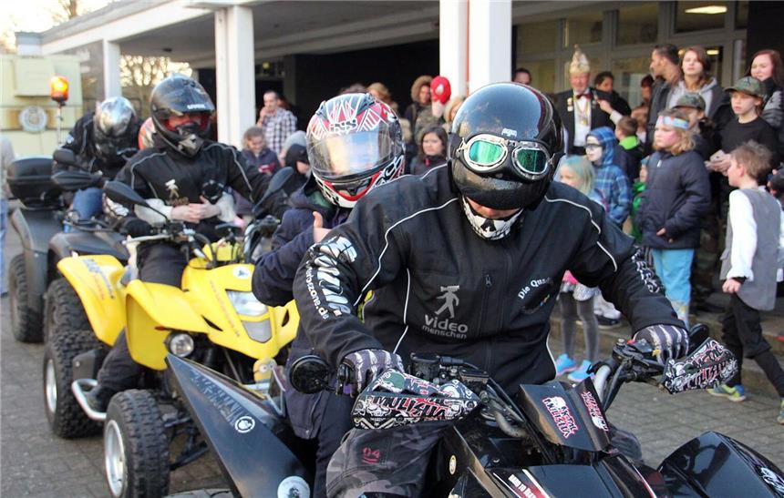 "Quadianer" lassen Kinder kostenlos mitfahren Wo auch immer die Quadianer vorfahren, wie hier am Rosenmontag in Holsterhausen, ist ihnen die Aufmerksamkeit des Publikums gewiss.