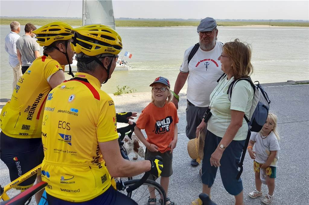 Wo auch immer die Radler des Team Rynkeby auf ihrer Tour nach Paris einen Stopp einlegen, kommen sie mit Menschen ins Gespräch. Dabei soll es auch schon spontane Spenden gegeben haben.
