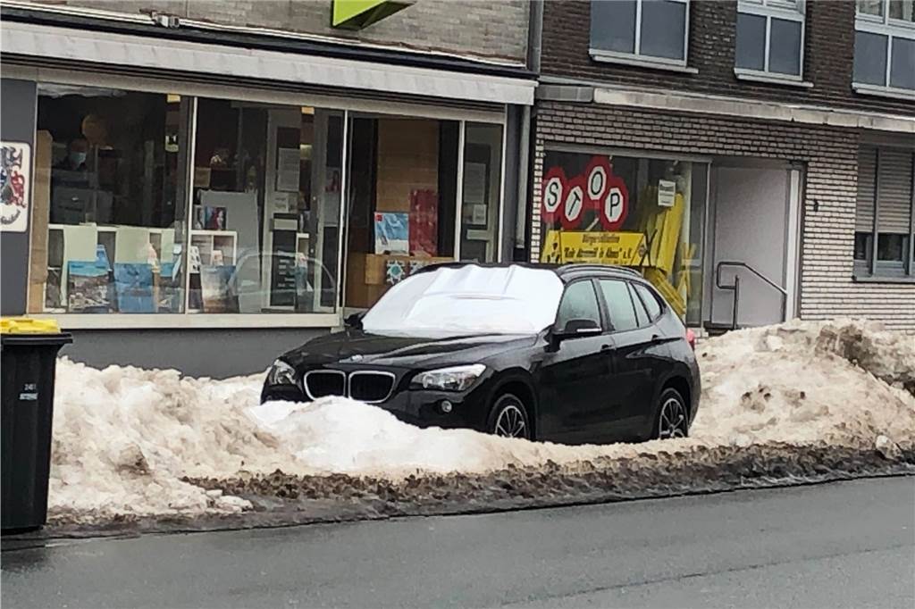 Mit Video: Parkplätze und Gullis werden von Schneematsch befreit – auch in Wohngebieten? Wo Autos inmitten von aufgetürmten Schneematsch stehen, muss der Bauhof mit seinen Fahrzeugen passen. Da muss das Tauwetter dem Schnee zu Leibe rücken.
