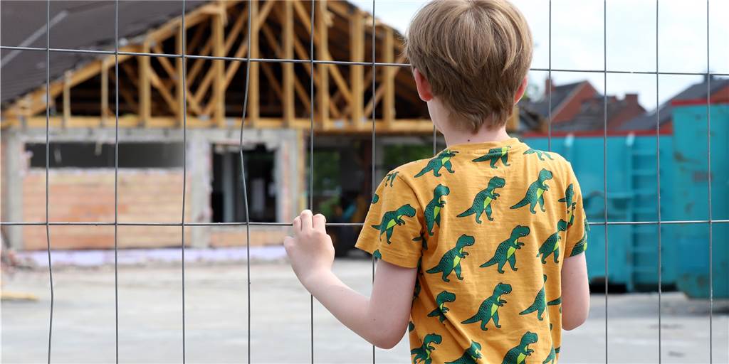 Wo Bauarbeiter malochen, sind Kinder nicht weit: Der Aldi-Abriss ist ein Magnet für kleine Zaungäste, aber auch so manchen Erwachsenen. 