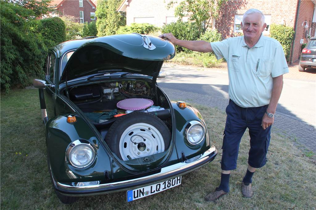 Hingucker auf der Straße: Lüner fährt mit fast 50 Jahre altem VW-Käfer Wo bei heutigen Autos der Motor verbaut ist, sind im VW Käfer ein Ersatzreifen und andere Kleinteile verstaut.