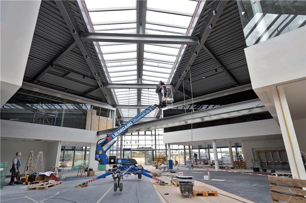 Porsche baut Auto-Tempel am Flughafen, der weltweit Vorbild sein soll Wo demnächst etliche Sportwagen der Luxusklasse ausgestellt werden, herrscht noch Baustelle. Bis zum Ende des Jahres aber soll das neue Porsche Zentrum Dortmund fertiggestellt sein.