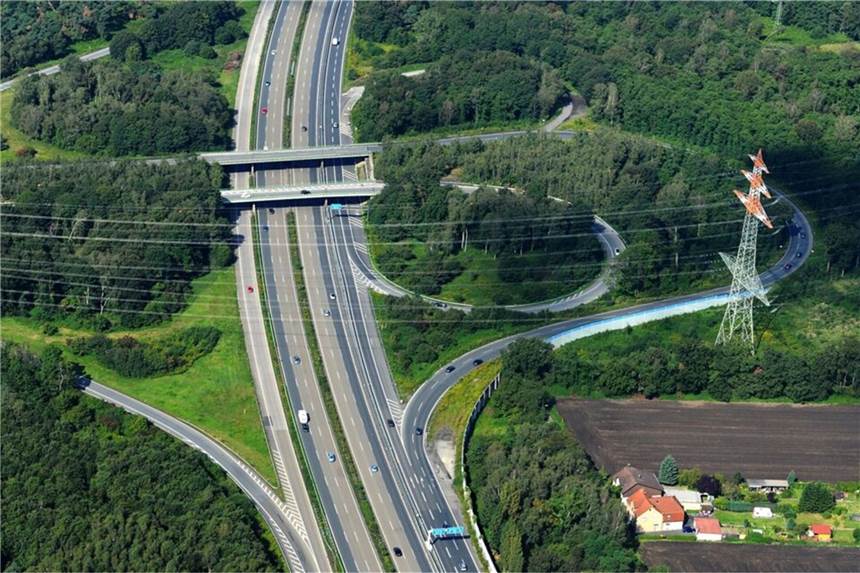 Klimabündnis plant Demonstration gegen Bau der B474n in Castrop-Rauxel Wo die A2 (hier im Bild von oben nach unten) und die A45 (hier führt sie nur nach links) kreuzen, soll die B474n ins bisherige Waldgebiet rechts auf diesem Bild gebaut werden. Sie führt von hier aus über Castrop-Rauxeler, Waltroper und Dattelner Stadtgebiet zum später geplanten NewPark.