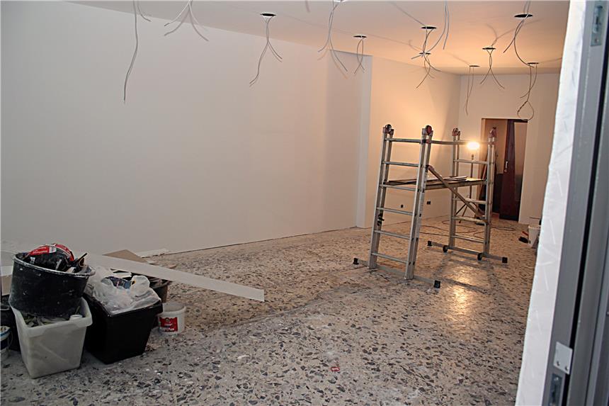 Ein Trauringstudio für Lünen Wo die Bäckereitheke stand, erstrahlt die Wand nun in hellem Weiß. Ein großes Regal mit vielen Trauringen soll bald hier aufgebaut sein.