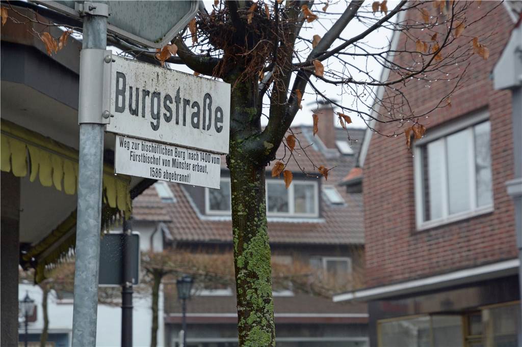 Das Straßenschild an der Burgstraße
