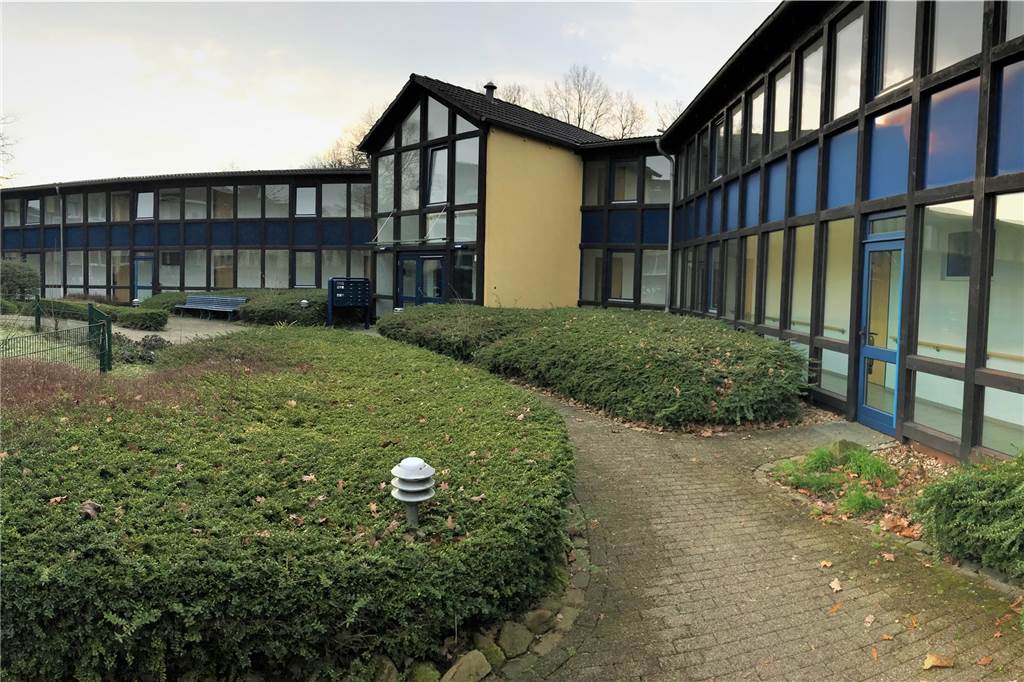 Nach Castrop-Rauxel sind 282 Ukrainer geflüchtet: So bringt die Stadt sie unter Wo einst das Geros Altenpflegezentrum Holzstraße war, ist nun neben der Kita Rasselbande auch eine städtische Flüchtlings- und Obdachlosenunterkunft eingerichtet.