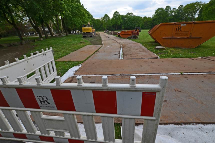Bagger auf der Gaudium-Festwiese – statt Badezuber plätschert eine Baupumpe Wo Ende Mai einer der Hauptwege durch die Gaudium-Lager führt, prägt jetzt noch eine Baustraße aus Stahlplatten das Bild.