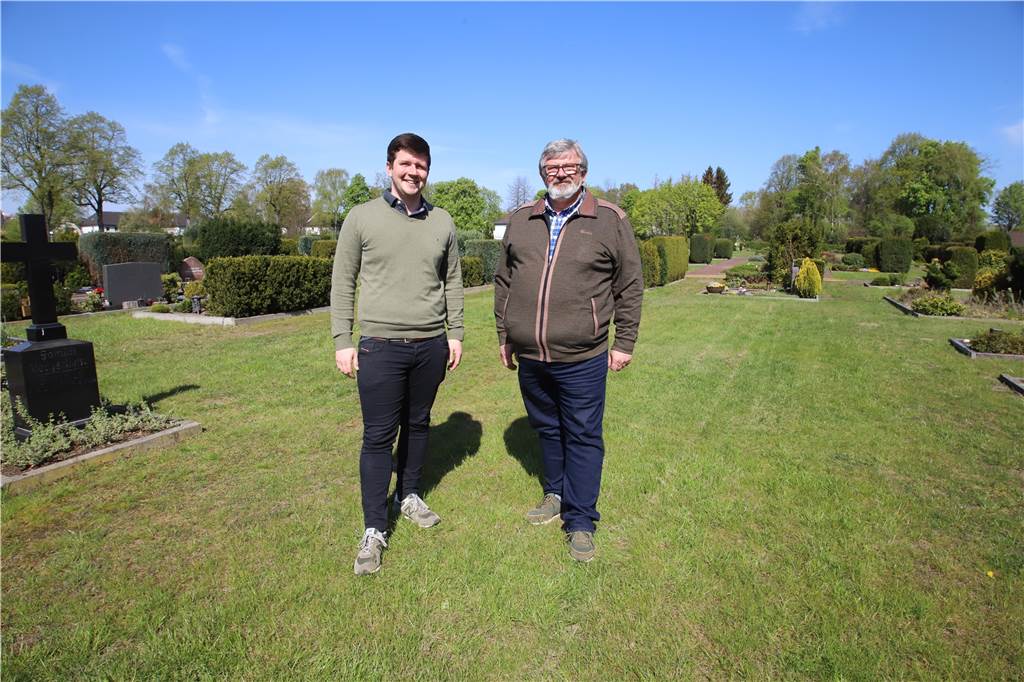 Wo Fabian Baasner und sein Vater Norbert, der Firmengründer, stehen, entsteht ein Urnen-Garten auf dem katholischen Friedhof.