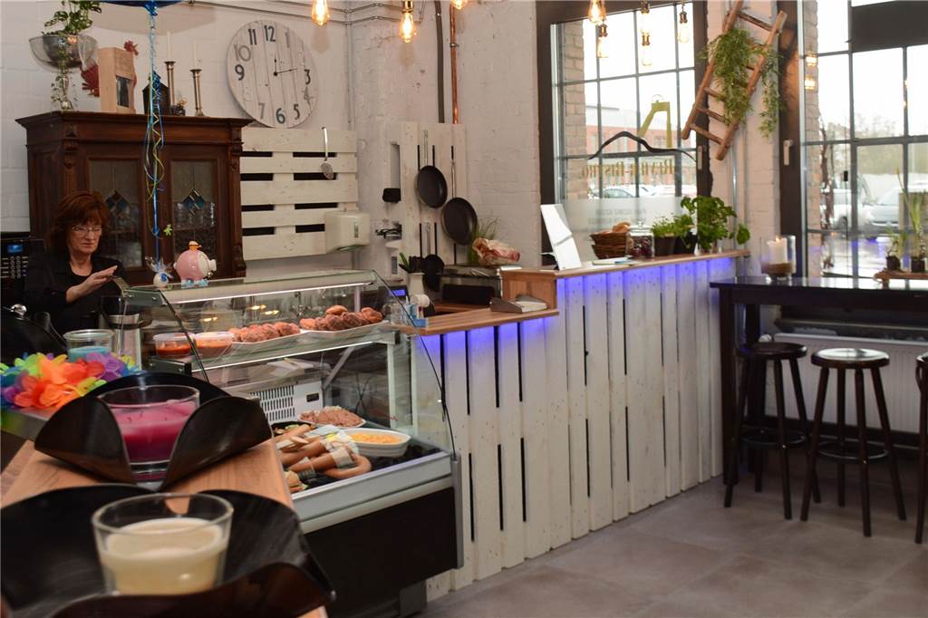 Neues „Revier-Bistro“: Die Gastro-Meile auf dem Zechengelände in Dorsten wächst weiter Wo früher die "Vinyl-Abteilung" war, wurden die Zwischenwände entfernt und eine weitere Theke eingebaut.