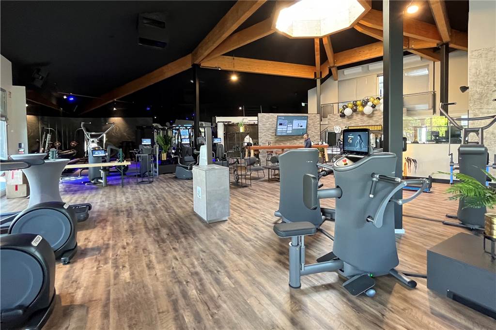 Erste Bilder: Brüder Ribnikar eröffnen Fitnessstudio mit „Wohnzimmer-Atmosphäre“ Wo früher noch das Küchenstudio war, befinden sich jetzt die Trainingsbereiche.