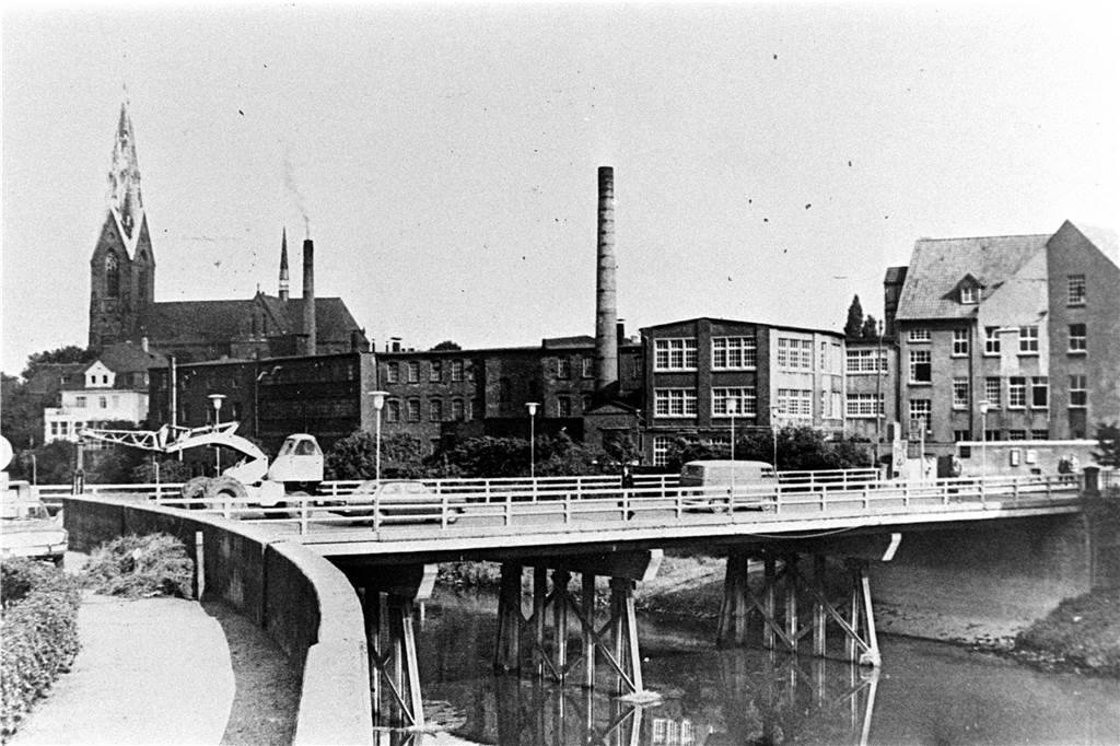 Wo heute der große Wohn-und Geschäftskomplex Lippezentrum steht, waren zuvor die Gebäude der Firma Quitmann. Dieser Betrieb, der aus den Anfängen der Lüner Industrialisierung stammt, produzierte Metallwaren aller Art. Nach dem Ende der Fertigung standen die Gebäude länger leer.