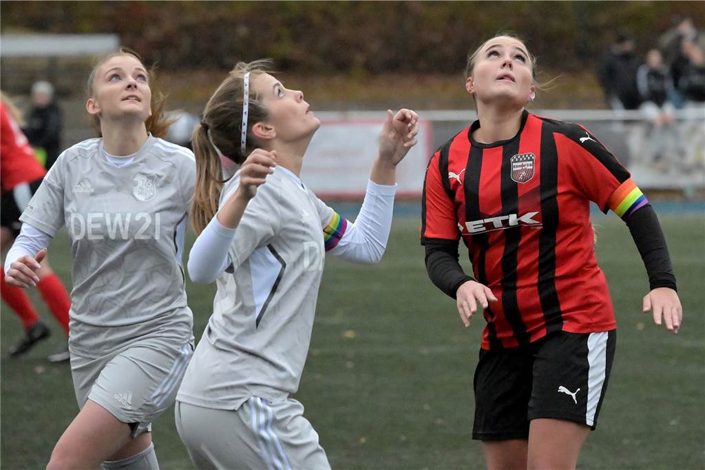 Wo ist der Ball? Riccarda Richert (r.) vom BV Brambauer und ihre Gegenspielerinnen warten darauf, dass die Kugel in Reichweite gelangt.