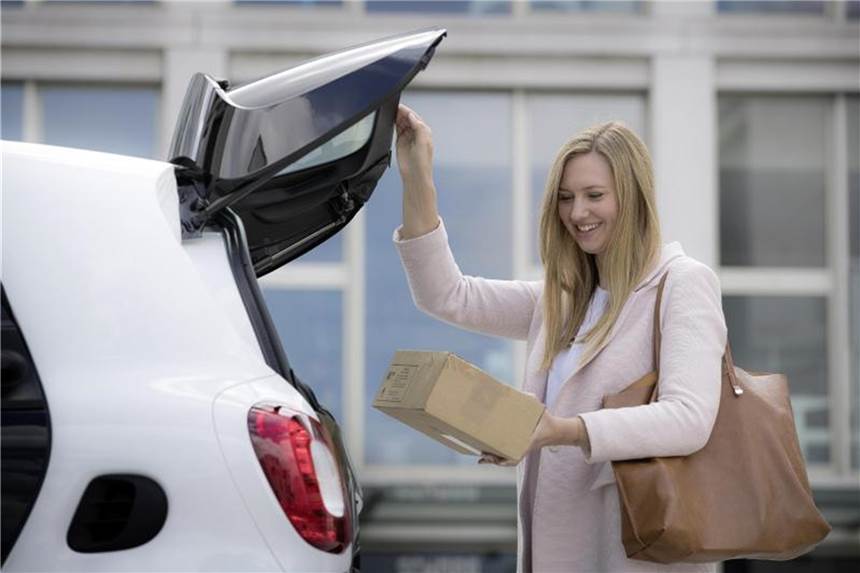 Paketzustellung direkt ins parkende Auto Wo ist mein Paket? Solche Fragen, verbunden etwa mit Nachforschungen in der Nachbarschaft, sollen mit Diensten wie „Smart Ready to drop“ der Vergangenheit angehören. Foto: Daimler AG