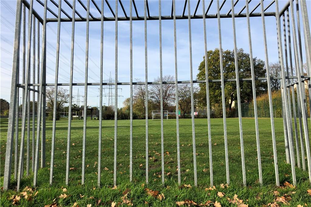 Wo jetzt am Borker Sportplatz (im Hintergrund) noch ein Bolzplatz ist, soll bald ein großer Abenteuerspielplatz entstehen. Die CDU möchte die Umsetzung von 2023 auf 2024 schieben.