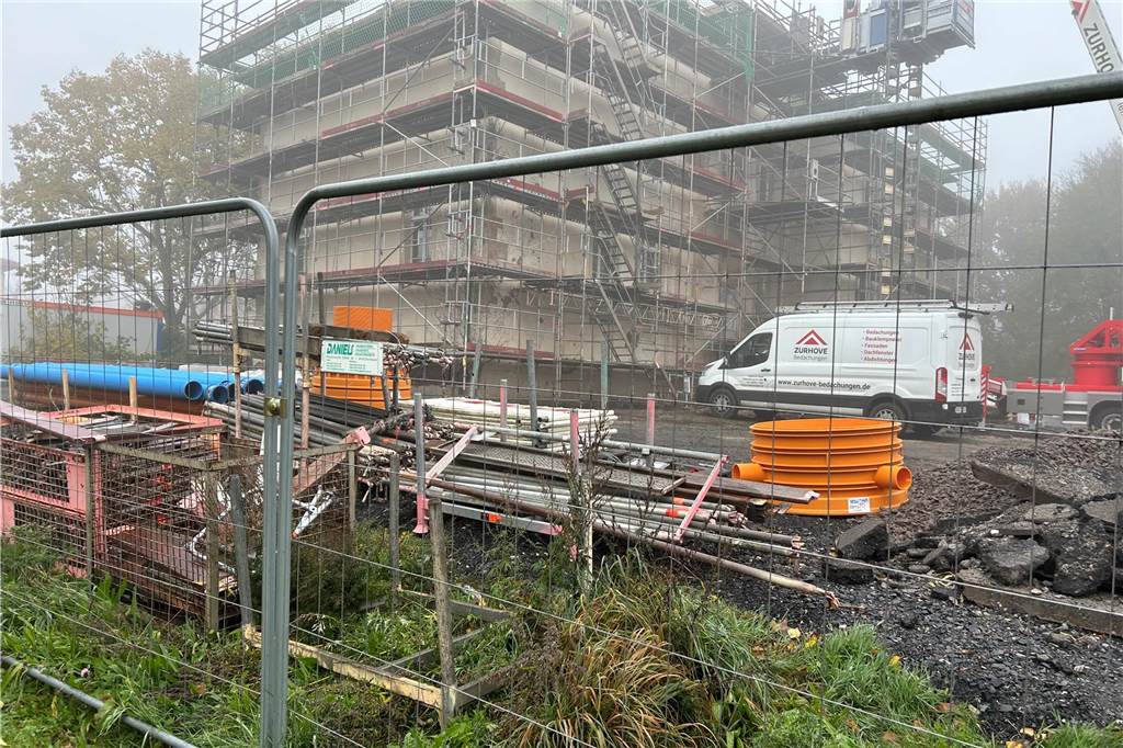 Arbeiten rund um die Burg Botzlar: Rundgang wird gesperrt Wo jetzt noch Baufahrzeuge und Material liegen, werden bald die Arbeiten zur Umgestaltung der Freianlagen laufen.