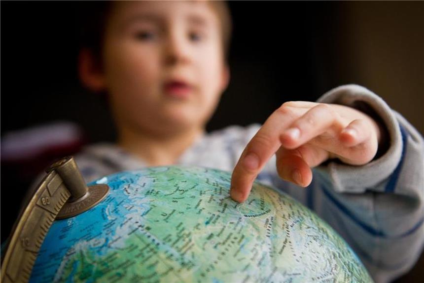 Internetseiten für Kinder zum Thema Reisen Wo können wir mit der Familie mal hinfliegen? Viele Informationen zum Thema Reisen finden Kinder auch im Netz. Foto: Ole Spata